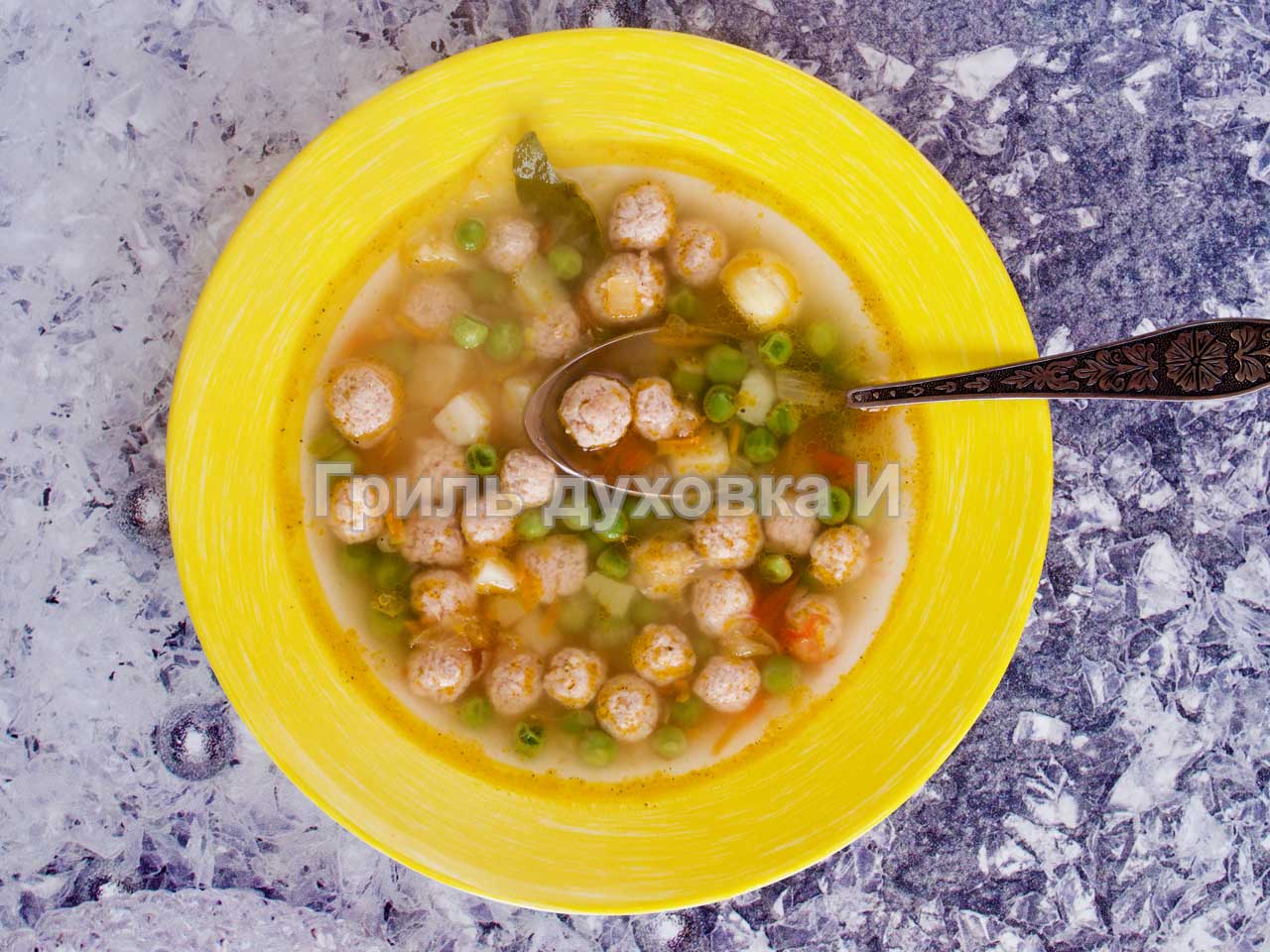 Суп с имбирными фрикадельками и зеленым луком