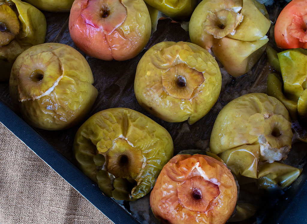 Печеные яблоки в духовке.